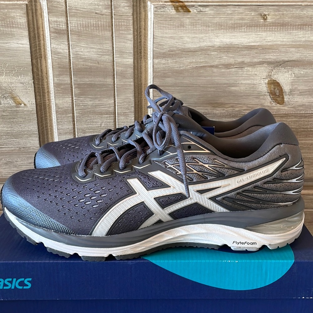 NWT! Men’s ASICS Cumulus 21 size 10.5 wide 2E